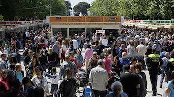 Manuela Carmena y Pérez Reverte se dan un baño de masas en la Feria del Libro