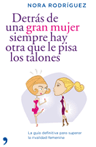Portada de DETRÁS DE UNA GRAN MUJER SIEMPRE HAY OTRA QUE LE PISA LOS TALONES