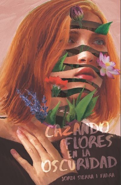 Portada de CAZANDO FLORES EN LA OSCURIDAD